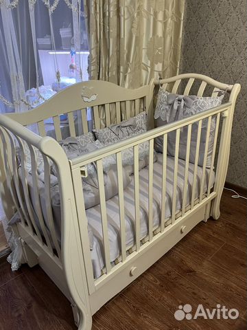 Детская кроватка с маятником и ящиком