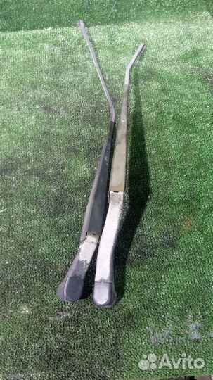 Поводок стеклоочистителя Mitsubishi Lancer Cedia