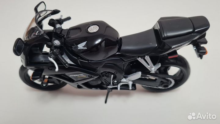 Модель мотоцикла Maisto Honda CBR1000RR