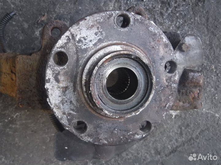 Кулак поворотный лев. перед. Volkswagen Passat