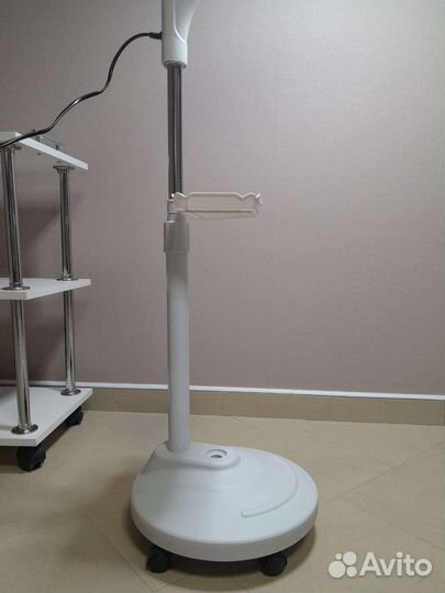 Лампа лупа на колесах