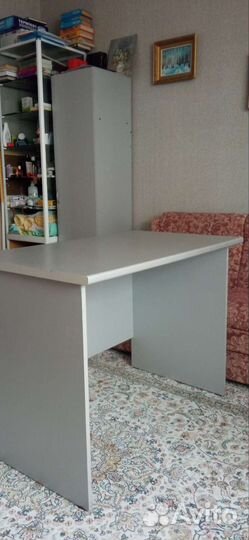 Письменный стол бу крепкий серого цвета