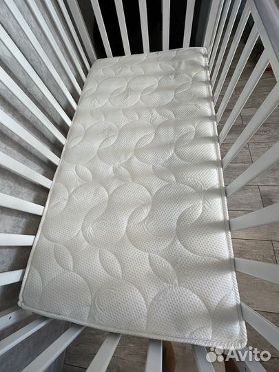 Детская кровать с маятником