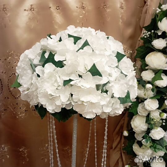 Стойки с цветами