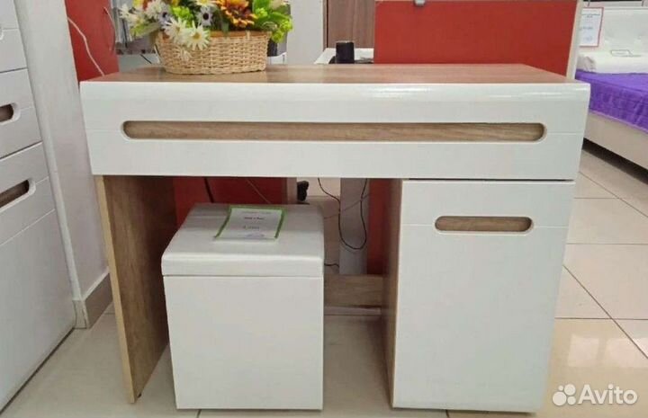 Косметический стол Наоми ст-04 с зеркалом