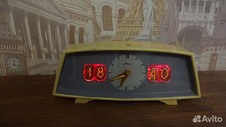 Ретро часы. неоновые индикаторы. механика тикает