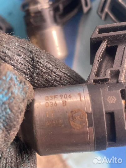 Форсунка топливная бензиновая 03F906036B