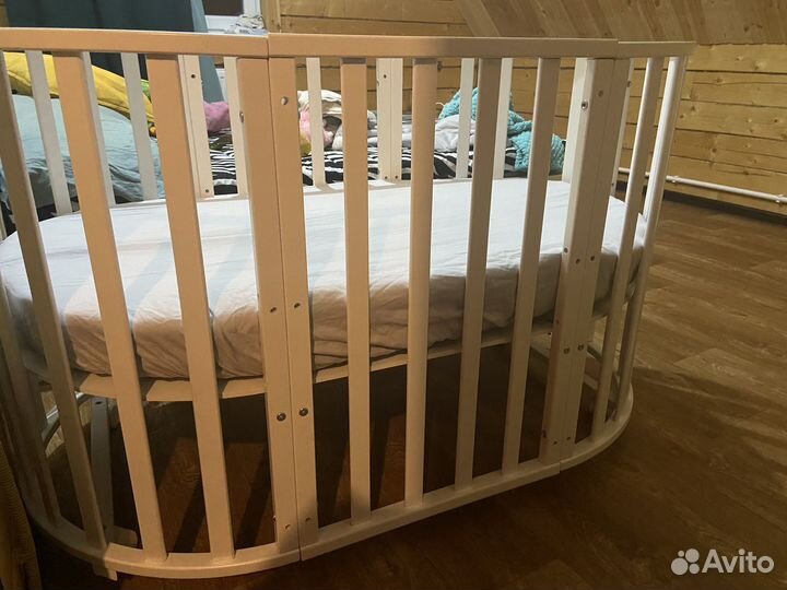 Детская кроватка с маятником