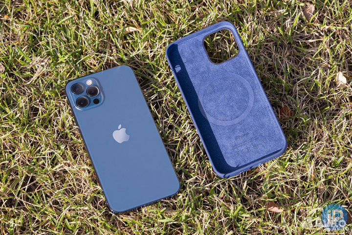 Силиконовый чехол на iPhone 12 / 12 pro синий