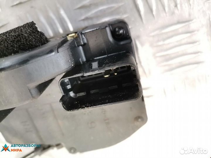 Замок двери передней правой Nissan Armada 2007