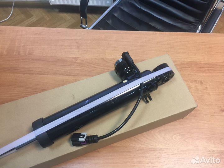 Амортизатор задний Cadillac SRX 2010-2016 LH