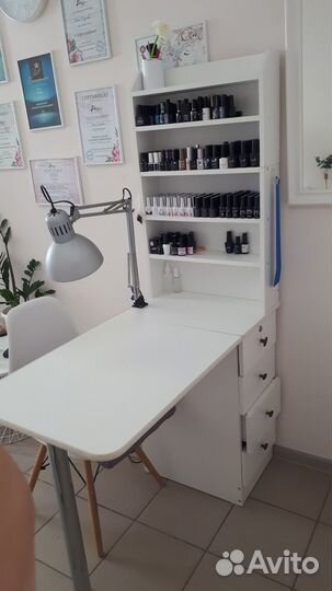 Продам маникюрный стол с полками