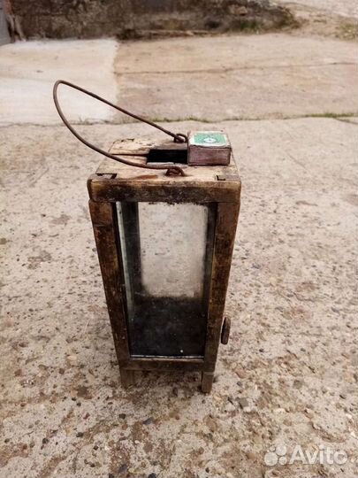 Старинный деревянный свечной фонарь