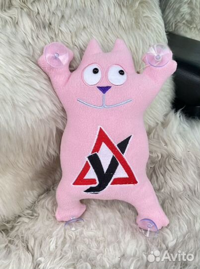 Кот в авто на присосках