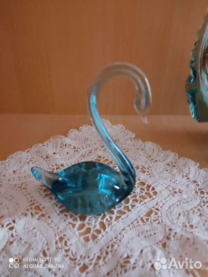 Вазочка и фигурка лебедь цветное стекло