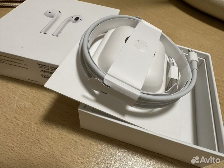 Коробка от AirPoda с кабелем