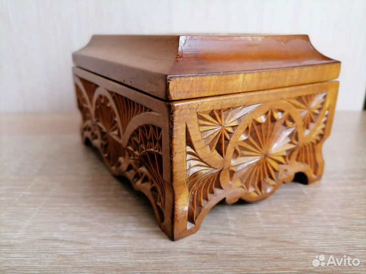 Шкатулка деревянная резная