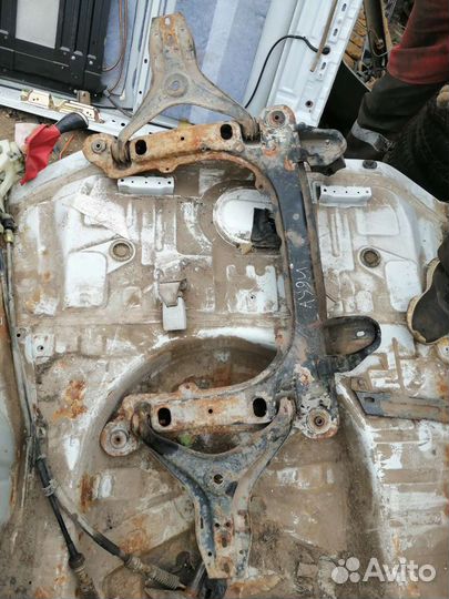 Подрамник двигателя на audi 80