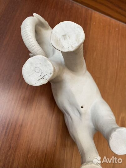 Старинная статуэтка фарфор