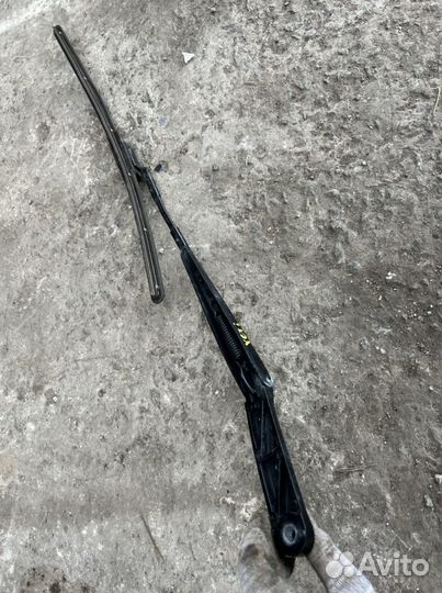 Поводок щеткодержатель жабо Skoda Yeti