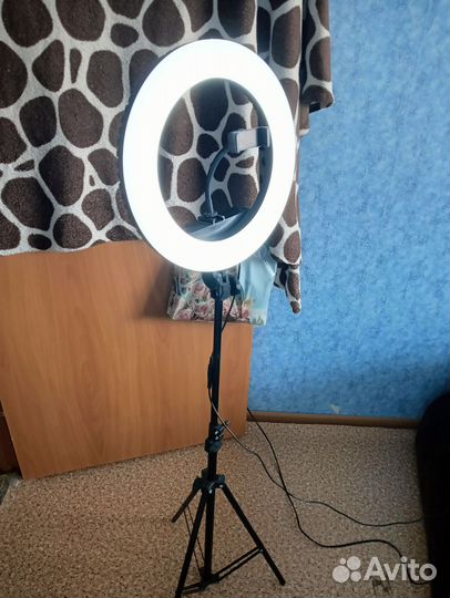 Кольцевая лампа со штативом