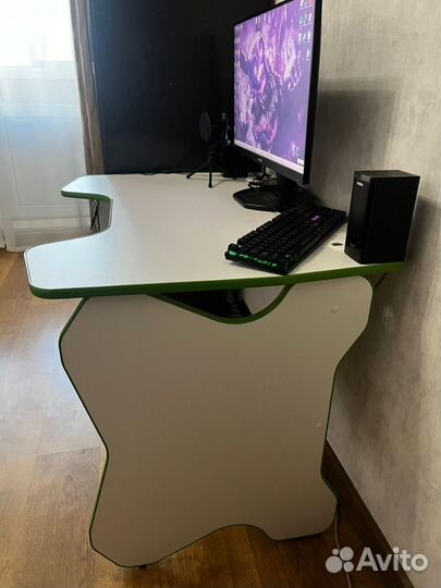 Компьютерный стол геймерский
