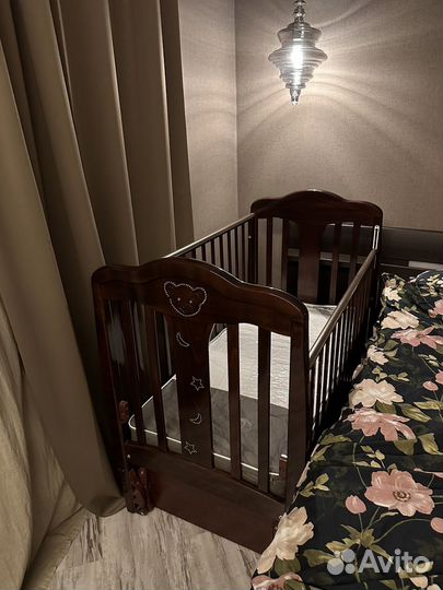 Детская кроватка с маятником и матрасик