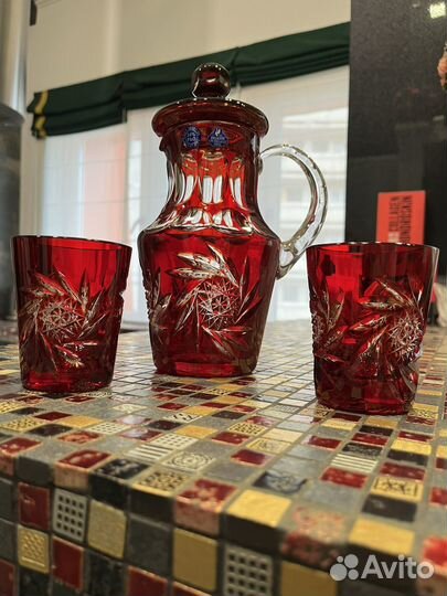 Кувшин и два стакана из цветного хрусталя