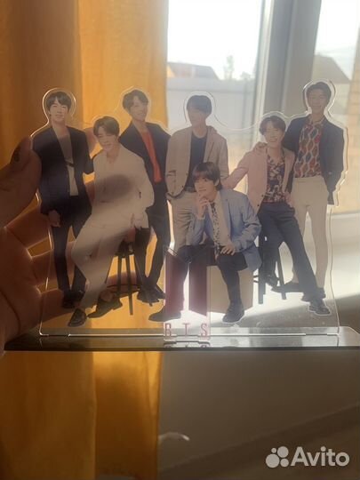 Книга и статуэтка bts