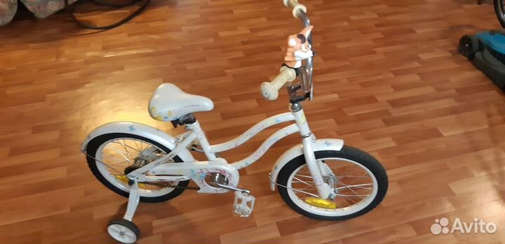 Детский велосипед с дополнительными боковыми колес