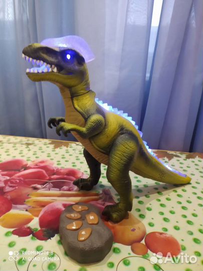 Динозавр игрушка с пунктом управления