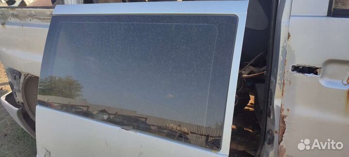 Mercedes vito 638 боковое стекло