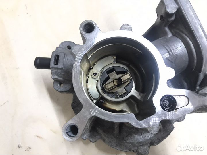 Вакуумный насос 06J145100F Passat B7