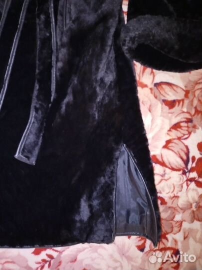 Черная мутоновая шубка с капюшоном