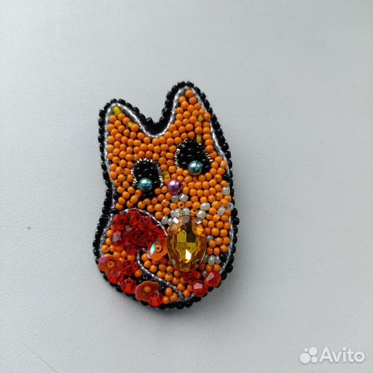 Брошь ручной работы из бисера. Кот 