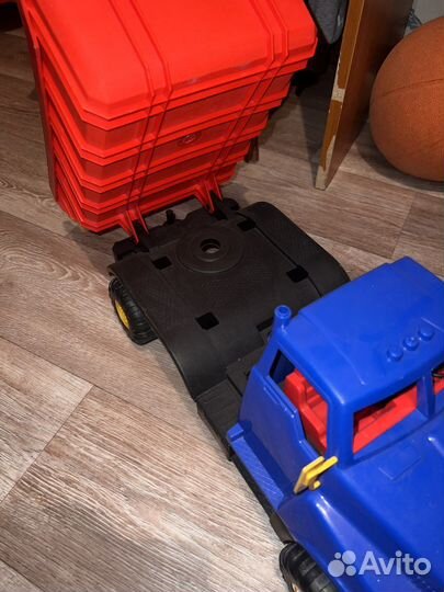 Игрушечный грузовик