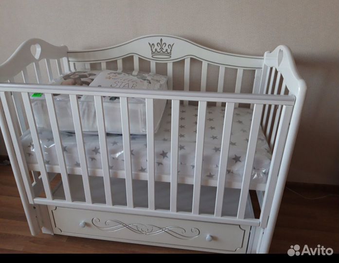 Детская кроватка с маятником и ящиком