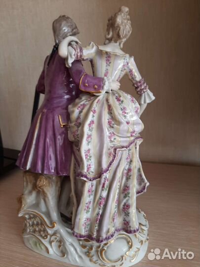 Статуэтка старинная,фарфор