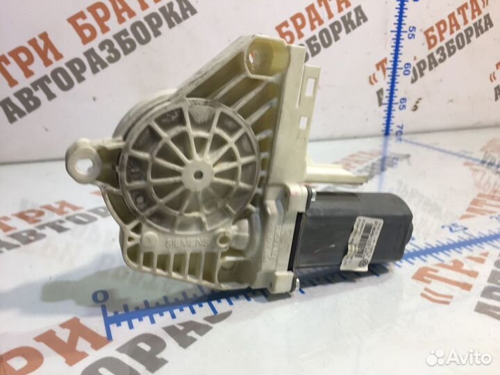 Моторчик стеклоподъемника передней левой двери