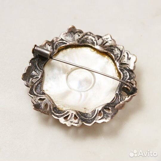 Брошь и кулон круглые с резными лесными птицами