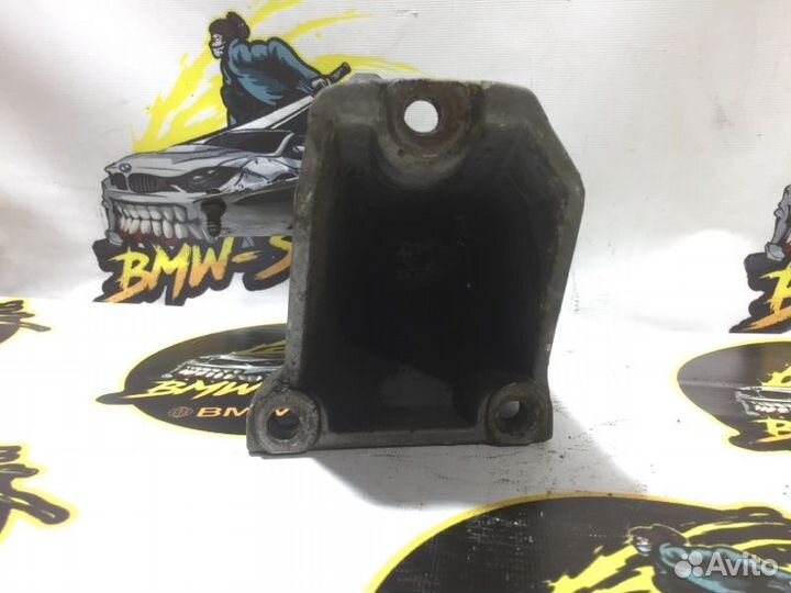 Кронштейн двигателя Audi 100 C4