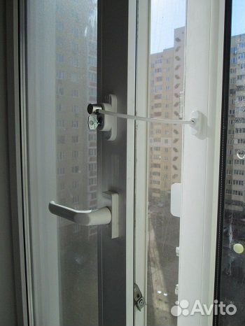 Детский замок - блокиратор окон с тросиком