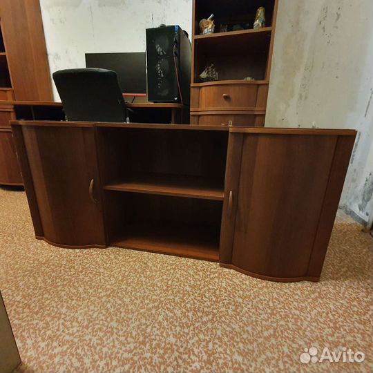 Компьютерный стол, два пенала, навесной шкаф