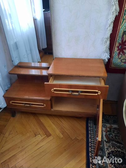 Трюмо с зеркалом и тумбочкой