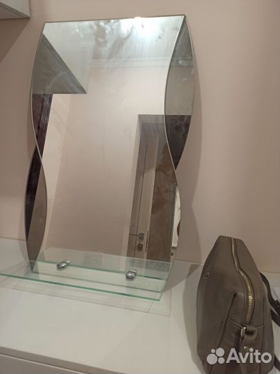 Зеркало в ванную с полочкой