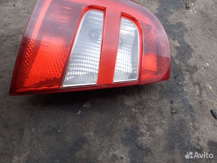 Задний левый фонарь Skoda Fabia