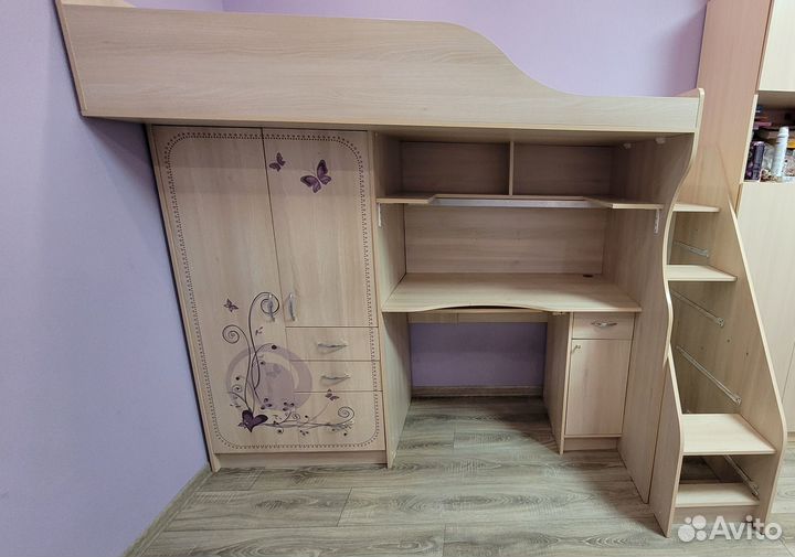 Детская кровать чердак со столом и шкафом