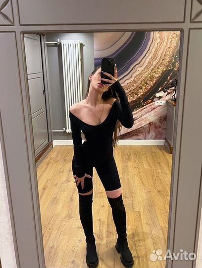 Черный укороченный облегающий комбинезон с открыто