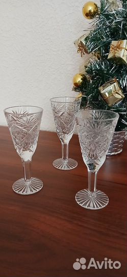 Хрустальные рюмки на ножке кружки