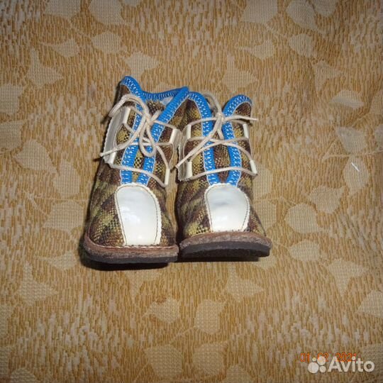 Детская жилетка и сапожки клетчатые на малыша